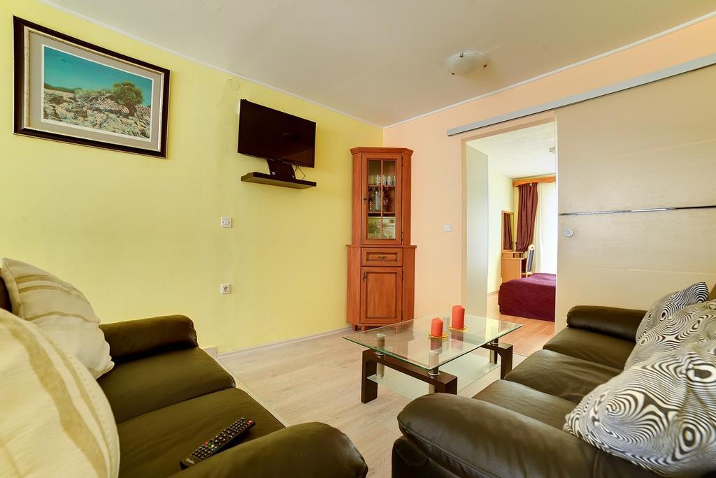 Apartments Tereza 1352 Pula Buitenkant foto